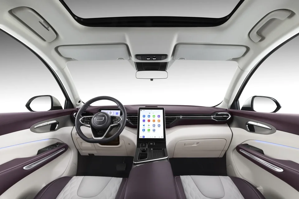 T90 — full cabin and centre console view